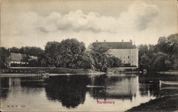 KP Hardenberg Overijssel Holandia, widok na wodę, duże budynki, drzewa