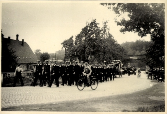 Foto Burgstädt in Sachsen, Festzug, marschierende Männergruppe, Junge auf Fahrrad, Fotograf Schröder