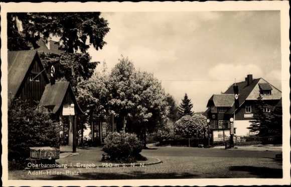 Ak Oberbärenburg Altenberg im Erzgebirge,  Adolf-Hitler-Platz, Bäume, Gebäude
