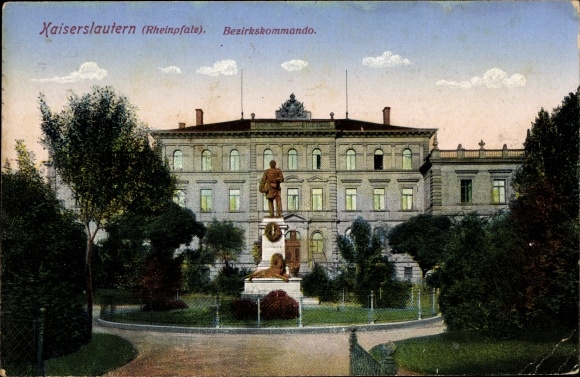 Postcard Kaiserslautern in Rhineland-Palatinate, view of the former district command, monument