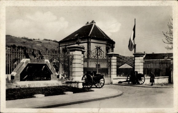 Postcard Évreux Eure, entrance to the quarters of the 7th Hunters, Monument aux Morts, French flag, building