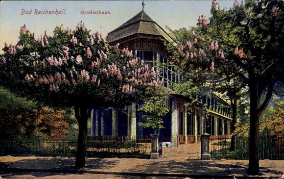 Ak Bad Reichenhall in Oberbayern, Gradierhaus, schöne Architektur, blühende Kastanienbäume