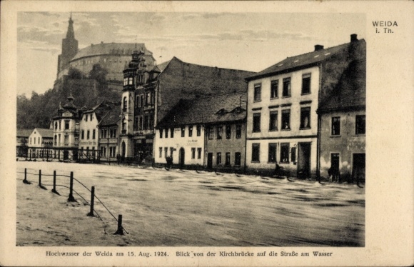 Ak Weida in Thüringen, Hochwasser 1924, Blick von der Kirchbrücke auf die Straße am Wasser