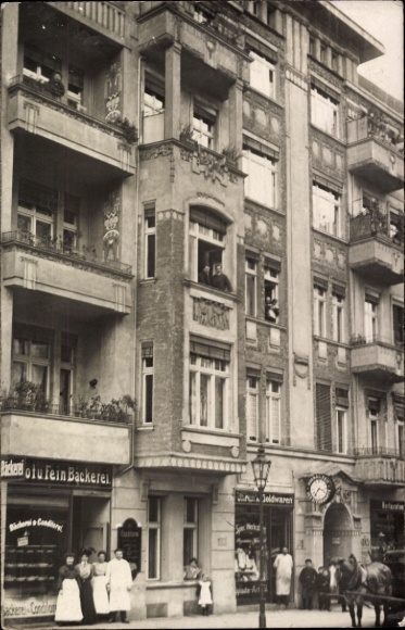 Foto Ak Berlin Prenzlauer Berg, Wohnhaus, Brot- und Fein-Bäckerei, Geschäft, Anwohner