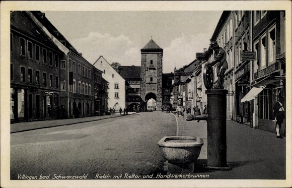 Ak Villingen in het Zwarte Woud, Rietstrasse met Riettor, ambachtsfontein