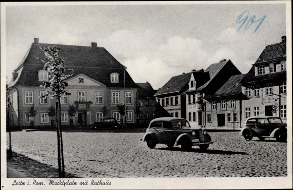 Postcard Loitz in Mecklenburg Western Pomerania, market square with town hall, cars