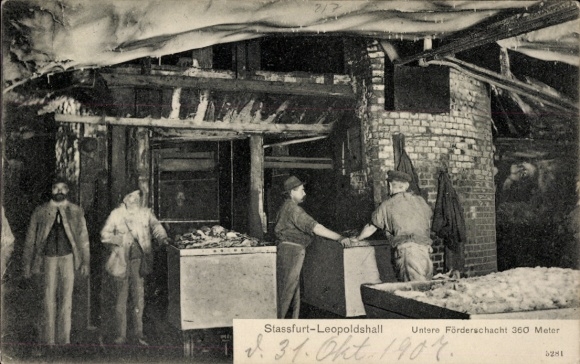 Ak Leopoldshall Staßfurt im Salzlandkreis, Unterer Förderschacht, Bergleute, Bergwerk