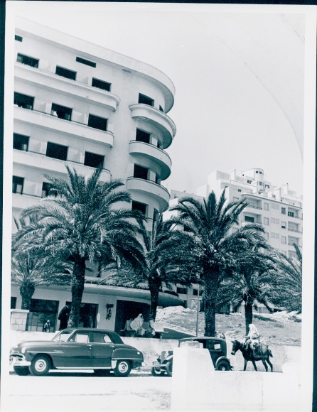 Photo film scene Tangier, the city with two faces, street area, building, car, FRG 1952