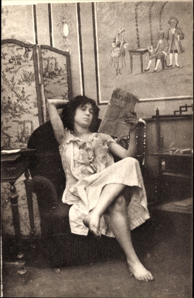 KP Parisiennes fin de siecle, kobieta w bieliźnie trzymająca gazetę, fotel