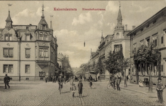 Postcard Kaiserslautern in the Palatinate, Eisenbahnstraße, architecture, people on the street