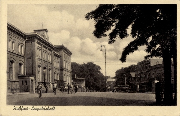 Ak Leopoldshall Staßfurt im Salzlandkreis, Historisches Gebäude, Straßenansicht, Fahrzeuge, Mensc