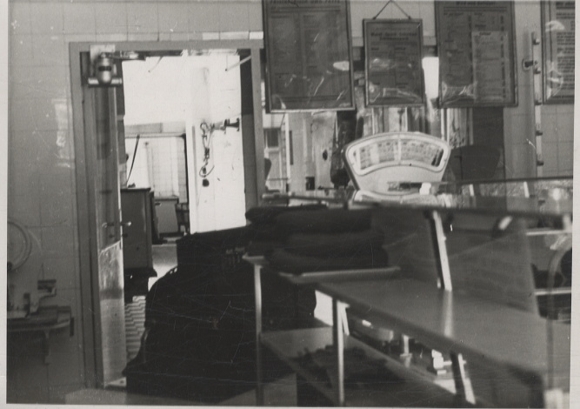 Original photo Berlin Weißensee, Streustraße, Klinke butcher shop, interior view, around 1946, 12 x 17 cm