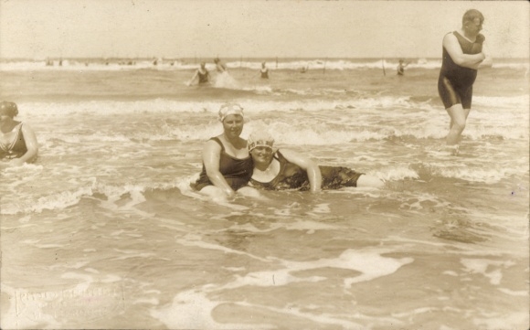 Photo PC North Sea resort Wangerooge, bathers in swimsuits on the beach, two women, man, July 6, 1924