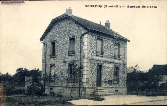 Postcard Sourdun Seine-et-Marne, stone house, post office building, rural setting, architecture