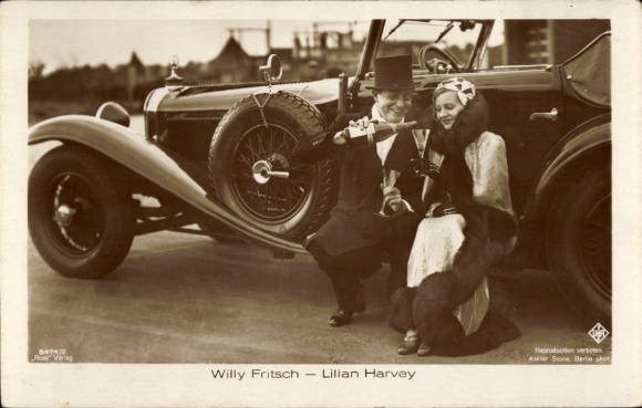 Aktorzy z serialu KP Willy Fritsch i Lilian Harvey, portret przed samochodem