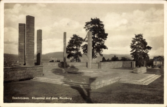 Ak Saarbrücken im Saarland, Ehrenmal auf dem Nussberg,  Säulen, Landschaft