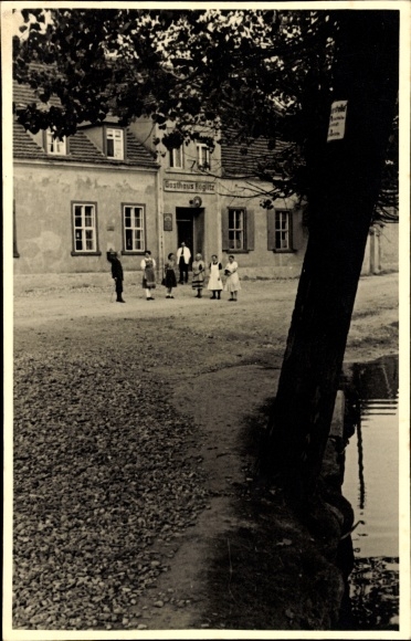 Photo Postcard Röglitz Schkopau Saalekreis, children in front of the inn