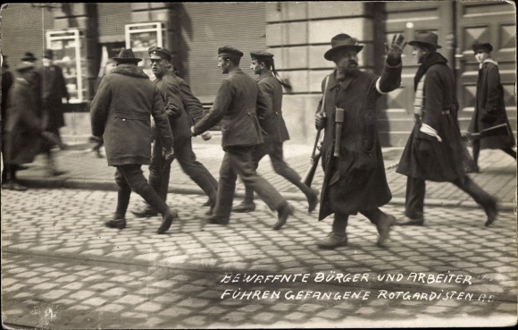 Ak München?, Straßenkämpfe 1919, Bewaffnete Bürger und Arbeiter führen gefangene Rotgardisten ab