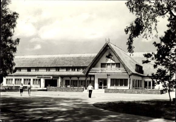Ak Ostseebad Koserow auf Usedom, Ostseebad  modernes Gebäude, Naturlandschaft, Urlauber