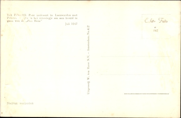 Postcard Prince Bernhard of the Netherlands, Juliana of the Netherlands, Princess Margriet in the basket