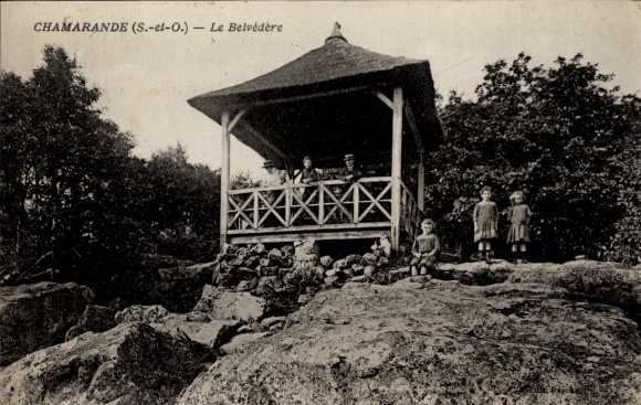 Ak Chamarande Essonne, Aussichtspunkt mit Pavillon, Gruppe von Menschen, Steine, Bäume