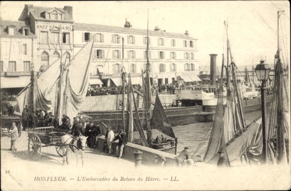 Ak Honfleur Calvados, Hafen mit Schiffen, Menschenmenge, Café Paris,  Szene