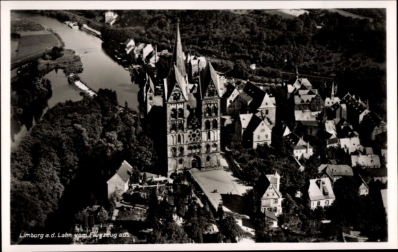 Ak Limburg an der Lahn, Luftaufnahme von Limburg, Lahn, Kirche, alte Gebäude, Fluss
