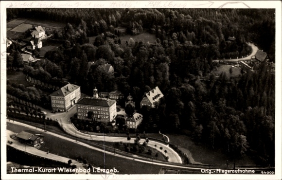 Ak Thermalbad Wiesenbad im Erzgebirge, Luftaufnahme des Thermal-Kurorts,  Erzgebirge, Pltegeraufn