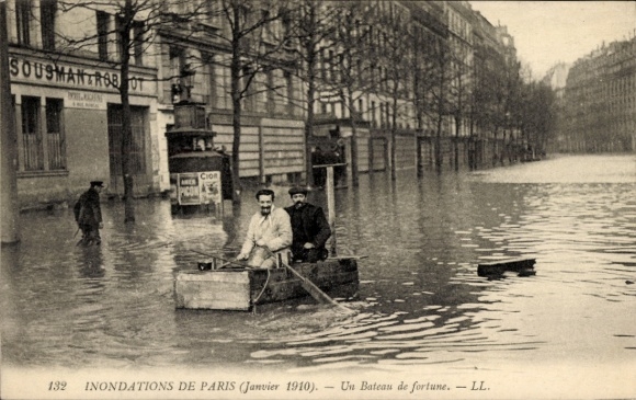 Ansichtkaart Parijs, Boulevard Saint Germain, overstroomde straat, boot, januari 1910, mensen, water