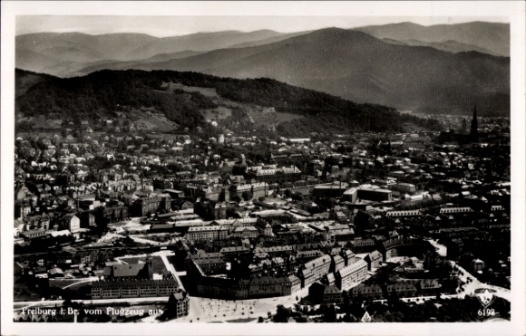 Ak Freiburg im Breisgau, Blick auf Freiburg, Hügel, s Stadtbild, Flugaufnahme