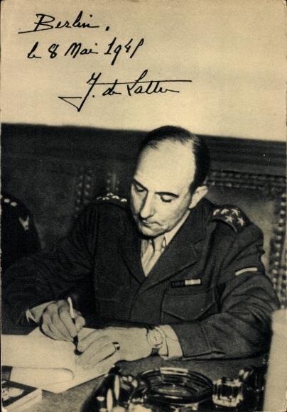 Maksymalny generał KP Jean de Lattre de Tsigny, portret w mundurze przy biurku
