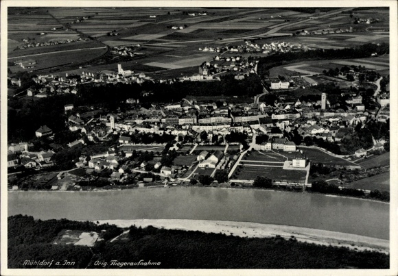 Ak Mühldorf am Inn Oberbayern, Luftaufnahme von Mühldorf a. Inn, Fluss und Stadtansicht