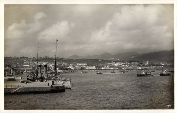 Ak Ceuta Spanien, Hafenansicht, Schiffe, Stadt im Hintergrund, Wolken