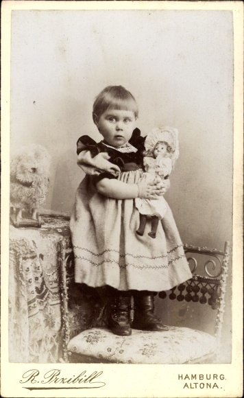 CdV Hamburg Altona, Kind mit Puppe, Portrait