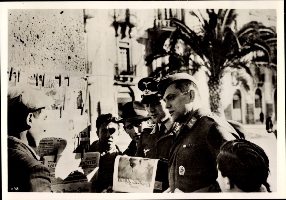 Photo Sicily, German soldiers, newspaper vendors, Wehrmacht, WWII