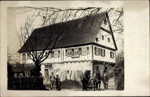 Foto Ak Michelau in Oberfranken, Männer mit Pferden vor einem Wohnhaus