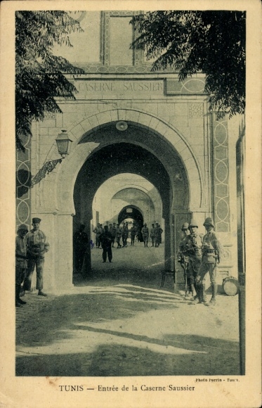 KP Tunis, Tunezja, wejście do koszar Saussiera