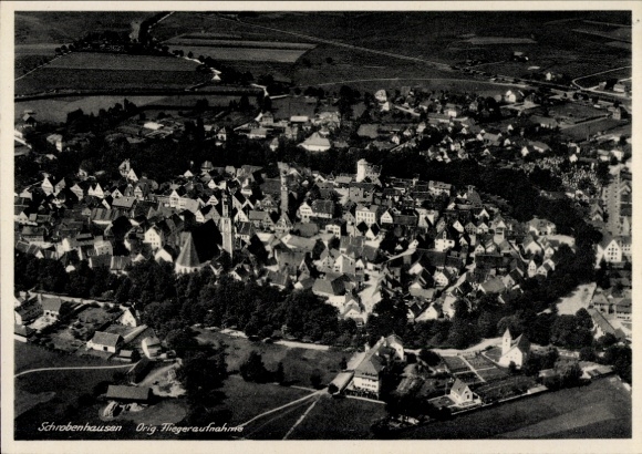 Ak Schrobenhausen in Oberbayern, Luftaufnahme von  viele Dächer, grüne Landschaft