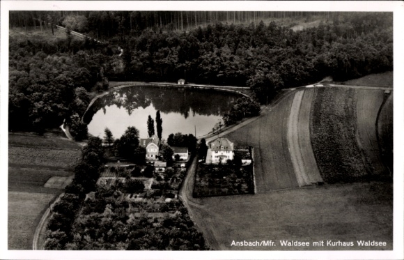 KP Ansbach w środkowej Frankonii w Bawarii, widok lotniczy na jezioro Waldsee, Kurhaus Waldsee, otaczające pola,