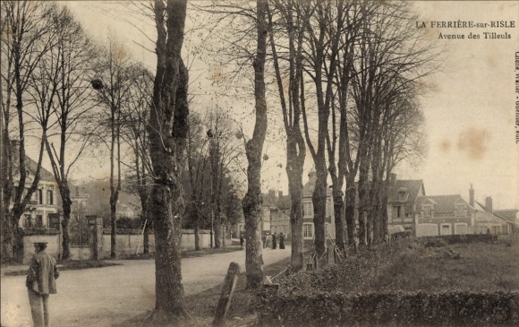 CPA La Ferrière sur Risle Eure, Avenue de Tilleuls