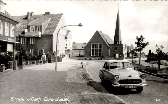Ak Emden in Ostfriesland, Schwarzwweiß Bild, Auto, Kirche, Straßenansicht, historische Gebäude