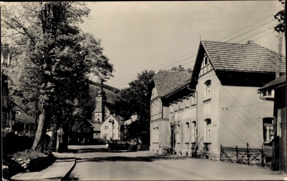 zdjęcie KP Katzhütte w Schwarzatal Turyngii, fragment ulicy, budynek, wieża kościoła