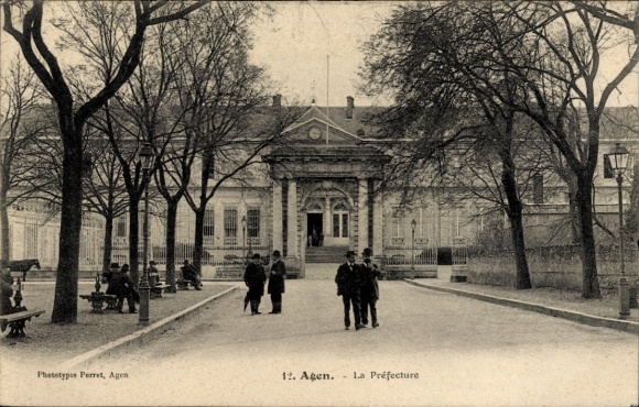 Ak Agen Lot et Garonne, La Préfecture, Bäume, Menschen, Schwarz-Weiß-Foto