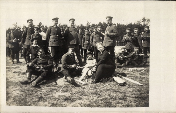 Photo Postcard Radeburg in Saxony, soldiers in uniform, boiling water, children, woman