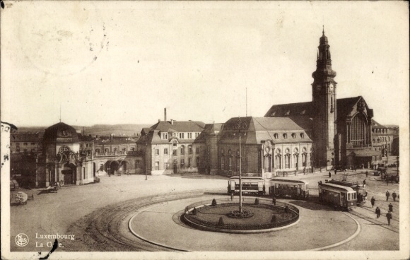 KP Luxembourg, tramwaj przejeżdża przez Rondel obok stacji
