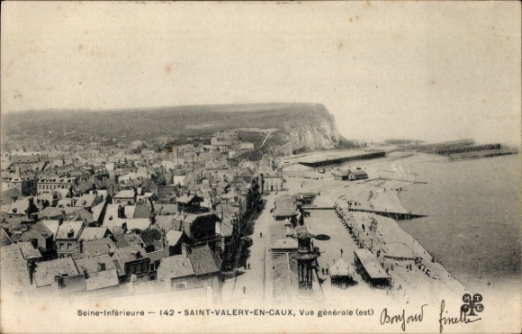 Ak Saint Valery en Caux Seine Maritime, Ortspanorama, Küste, Strand
