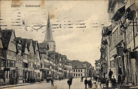 Postcard Uelzen in Lower Saxony, Gudestraße, residents, church tower