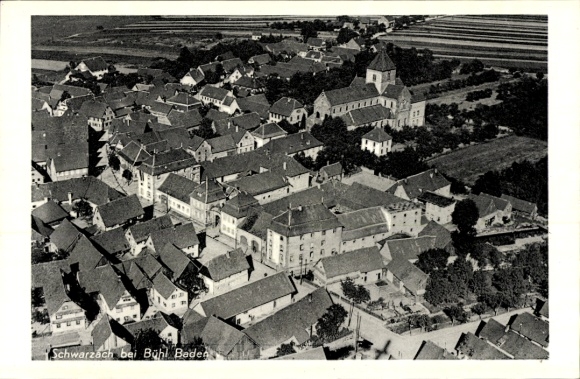 Ak Schwarzach Rheinmünster im Schwarzwald, Luftaufnahme, Häuser, Kirche, ländliche Umgebung