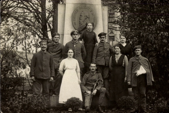 foto Ak Königshofen in Baden Lauda-Königshofen Tauberfranken, groepsfoto, monument