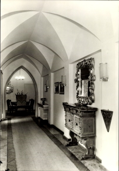 Ak Kloster Insel Hiddensee in der Ostsee, Flur des Klosters, Korridor mit Möbeln und Spiegel,  At